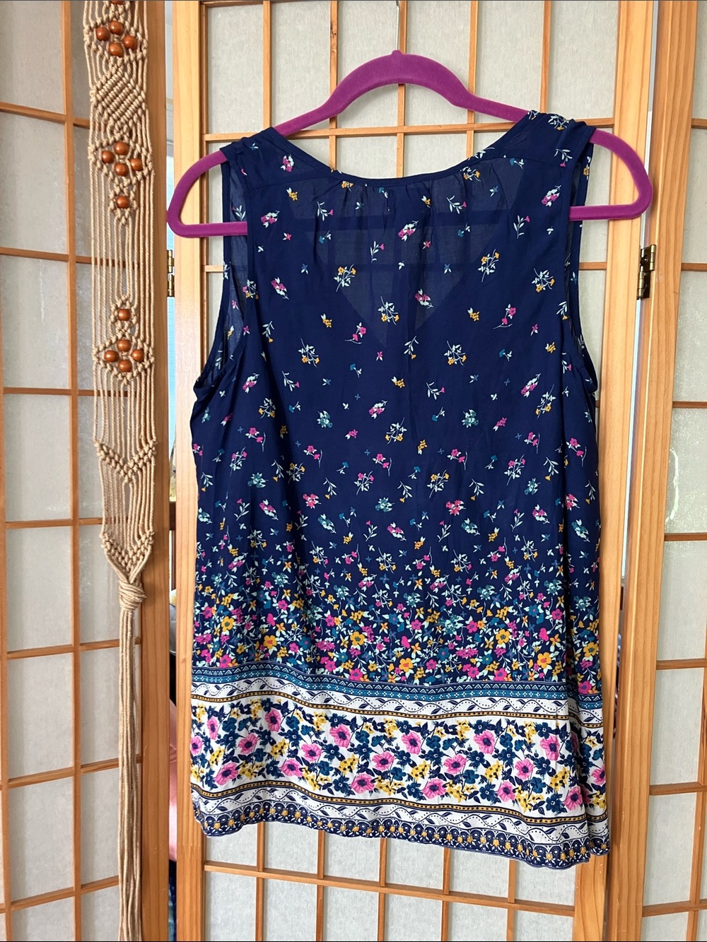 NWT Old Navy Medium Navy Floral Border-Print Sleeveless Lightweight Tank - Picture 3 of 7